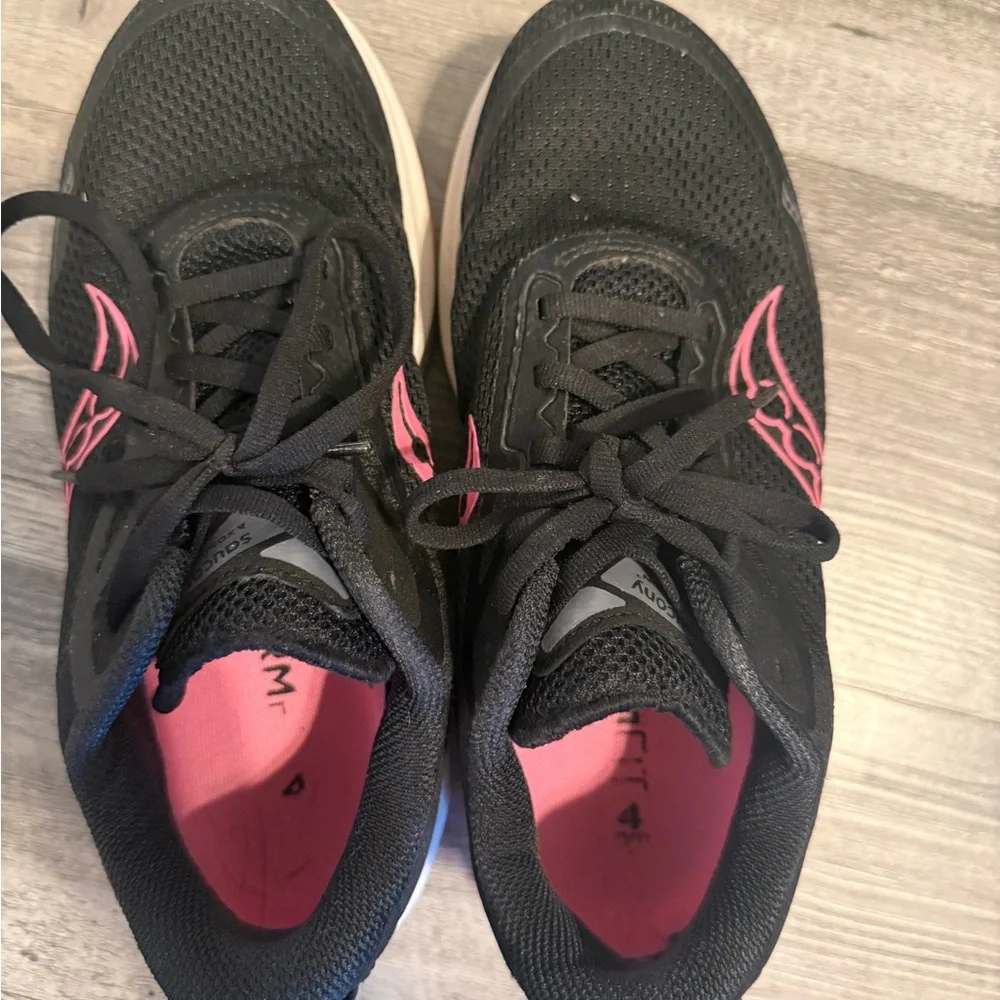 Saucony Women's running Shoes in Black and Pink - Picture 5 of 6